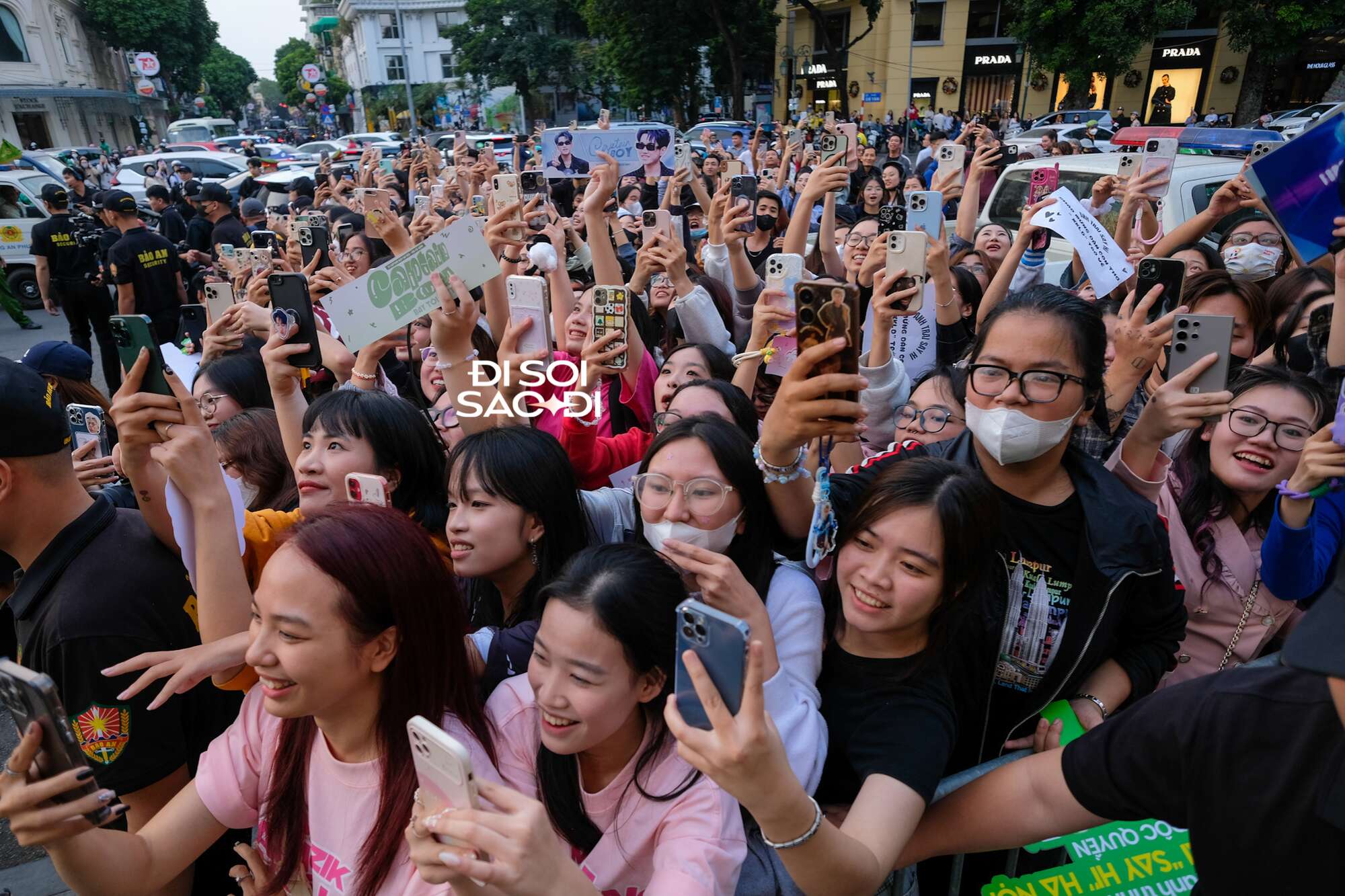 Dàn Anh Trai Say Hi diễu hành tại Hà Nội: Visual bắt góc nào cũng nét, fan nô nức như 