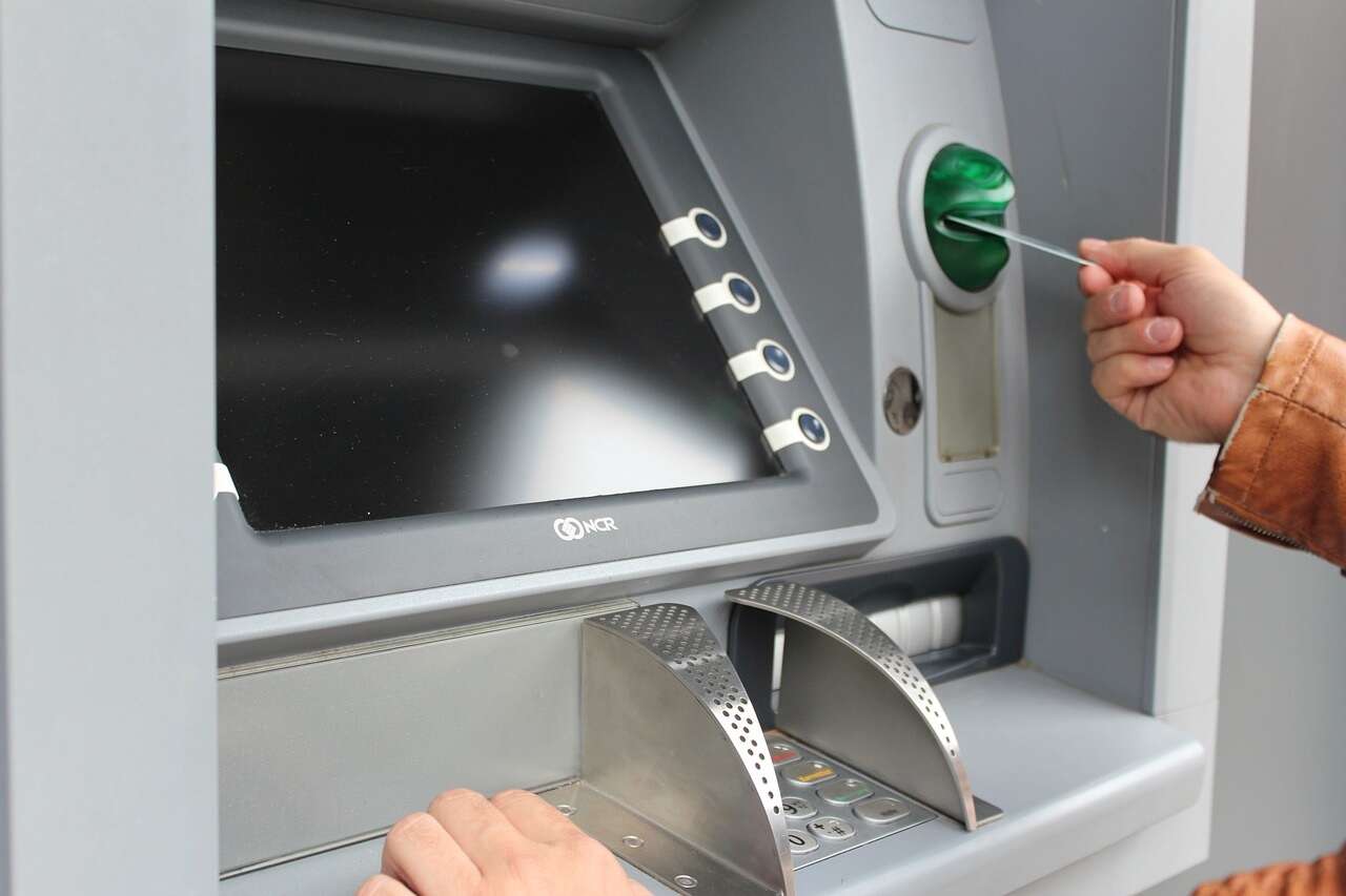 Bị ‘nuốt’ mất thẻ khi đang rút tiền ở cây ATM, người đàn ông làm theo hướng dẫn thì mất sạch 3 tỷ đồng: Ngân hàng từ chối bồi thường