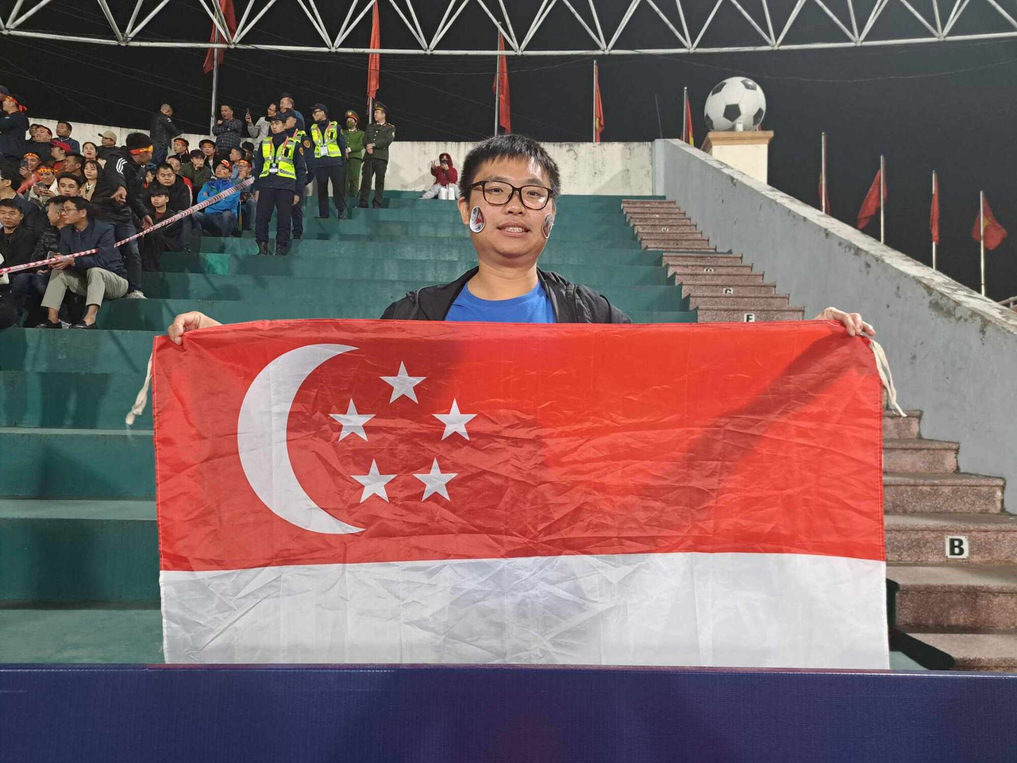 CĐV Singapore duy nhất đến Việt Trì: “Tuyển Việt Nam sẽ vô địch AFF Cup, các bạn quá mạnh”