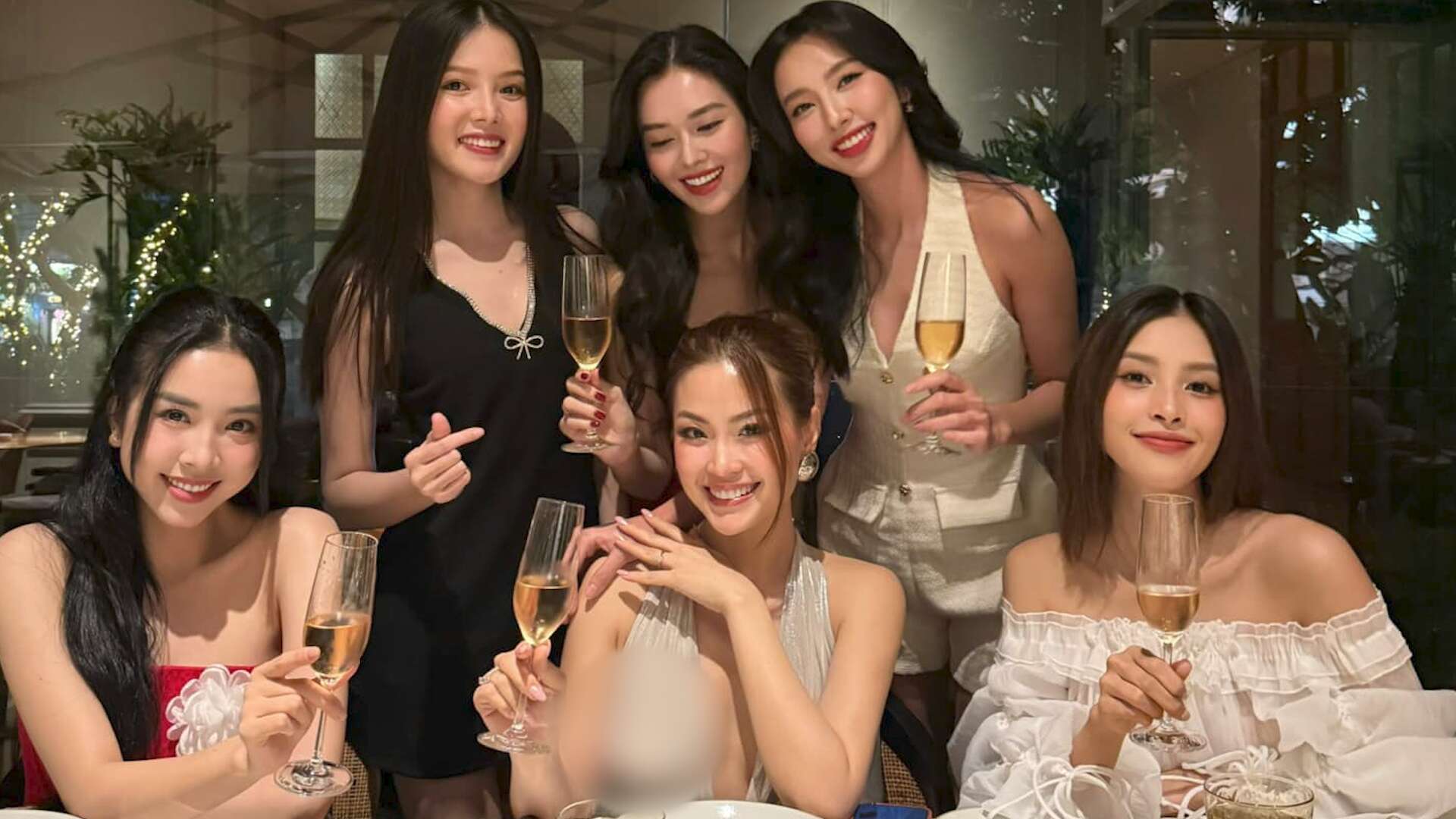 Khung hình hot nhất hôm nay: Hội 6 nàng hậu bị đồn nghỉ chơi, Thuỳ Tiên - Tiểu Vy không sexy bằng 1 người