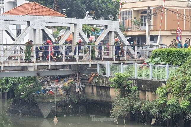 Tá hỏa phát hiện thi thể nổi trên kênh Nhiêu Lộc - Thị Nghè