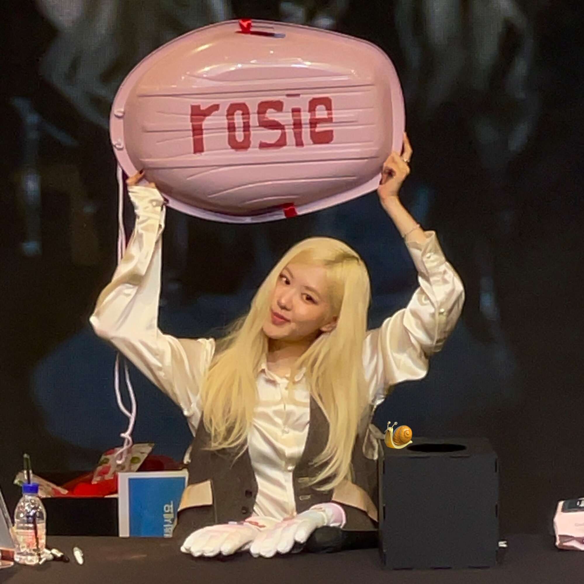 Rosé đội nón lá trong buổi fansign, chắc nịch đúng 2 từ về chuyện trở lại Việt Nam