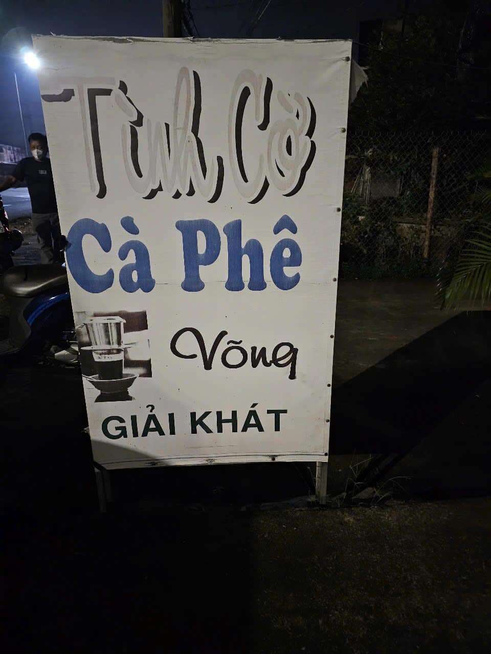 Ập vào quán cafe Tình cờ, công an phát hiện bí mật đáng sợ của chủ quán và khách nam