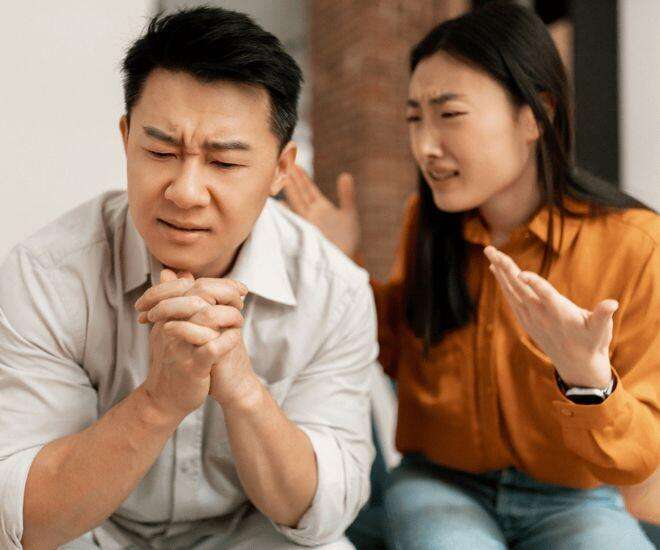 Tình cờ gặp mẹ vợ cũ, tôi rút 5 triệu biếu bà thì cứng họng với câu nói và thái độ của vợ mới