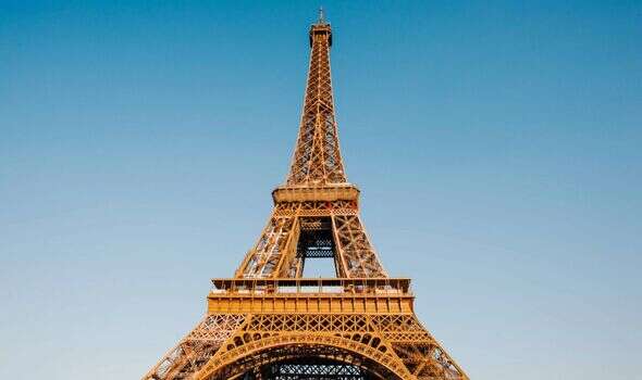 NÓNG: Tháp Eiffel bốc cháy ngay trước thềm Giáng sinh