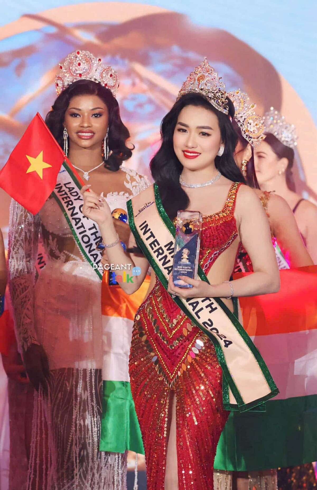 Người đẹp Vũ Thị Hoa đăng quang Mrs Earth International 2024