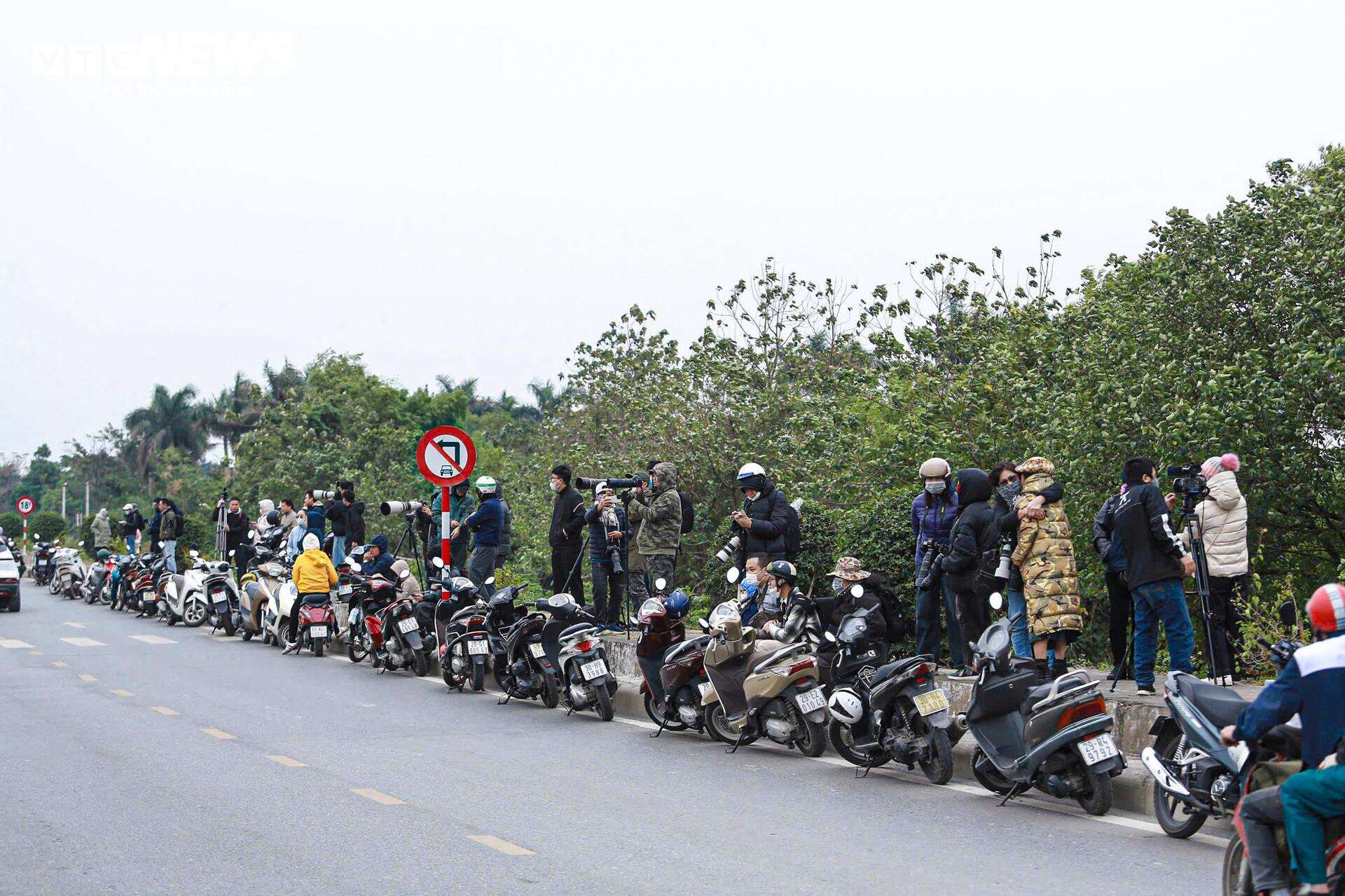 Người Hà Nội đội mũ lông, trùm kín mặt ngắm tiêm kích SU30-MK2 trong giá rét