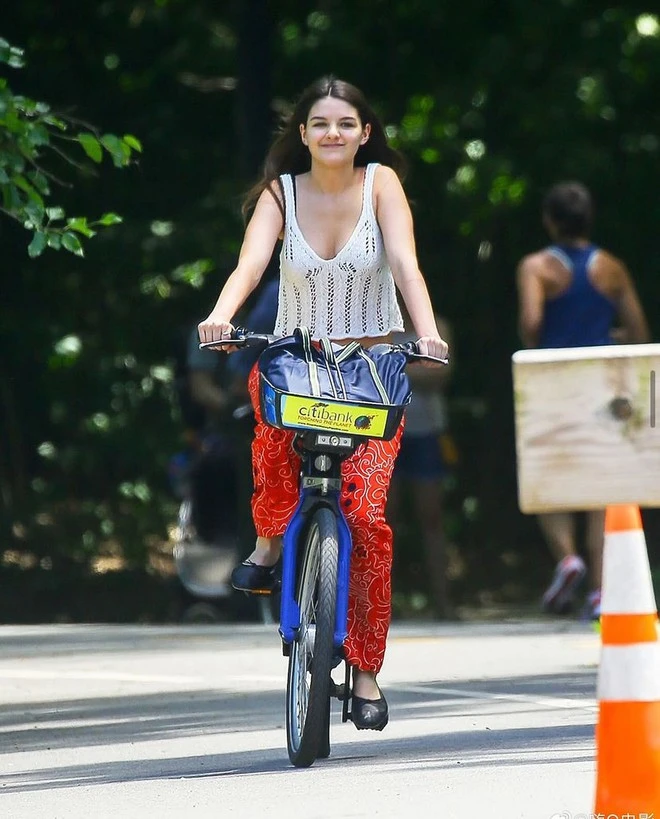 Cuộc sống trước thềm vào đại học của Suri Cruise: Sáng di chuyển bằng xe đạp công cộng, chiều đến chạy bộ ở công viên