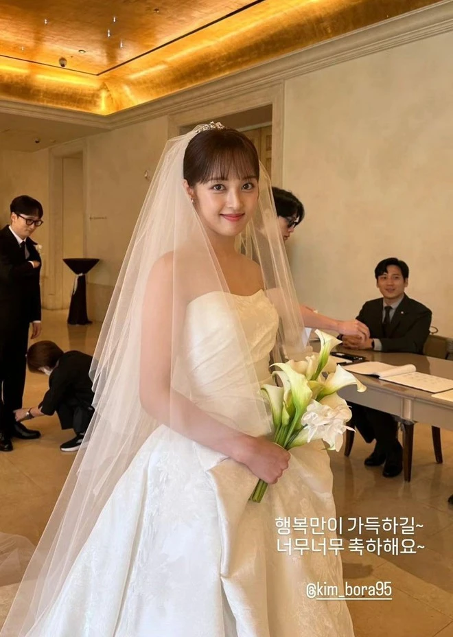 Ngày đại hỷ có 4 hôn lễ Kbiz: Lee Dong Wook - Lee Sung Kyung chúc phúc cho 