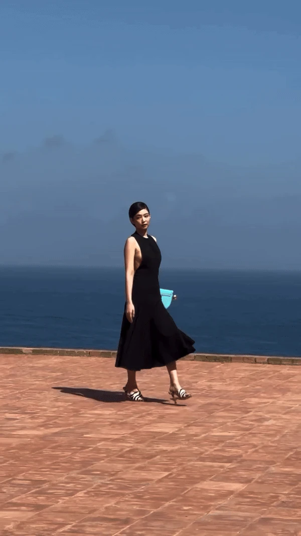 Clip: Jennie lộ khuyết điểm qua cam thường, catwalk gồng cứng vì sợ lộ vòng 1 