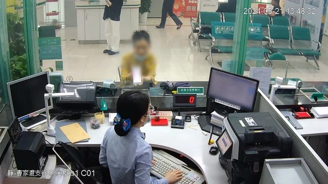 Bà cụ nghe điện thoại rồi vội đến ngân hàng đòi rút 3,5 tỷ nhưng không nói lý do: Cảnh sát vào cuộc!