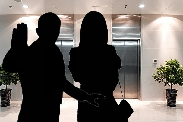 Nóng: 1 nghệ sĩ bị tố đuổi người khỏi thang máy sân bay vì thích riêng tư