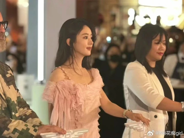 Triệu Lệ Dĩnh gây náo loạn trung tâm thương mại sau thời gian 