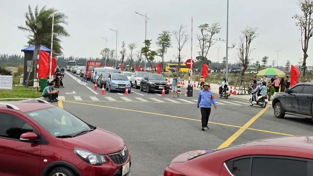 Khách ngộp thở, chờ phà 3 tiếng mới ra được Cát Bà du lịch