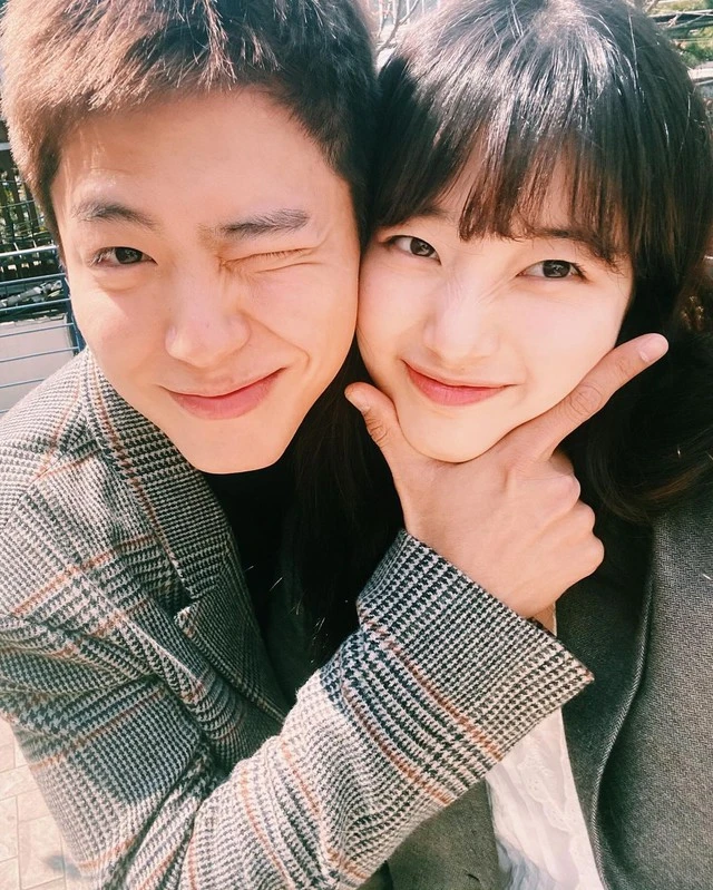 Suzy đăng ảnh má kề má Park Bo Gum, đáp trả nghi vấn bị bài xích 5 lần làm MC Baeksang