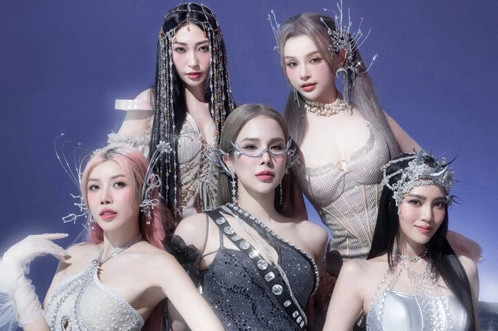 7 nghệ sĩ thành đoàn sau show 