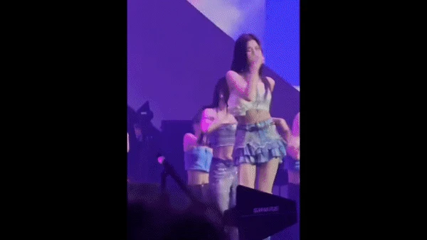 Nữ idol bật cười khi đồng đội vấp ngã ngay trên sân khấu, cứ ngỡ bị ném đá ai ngờ thành 