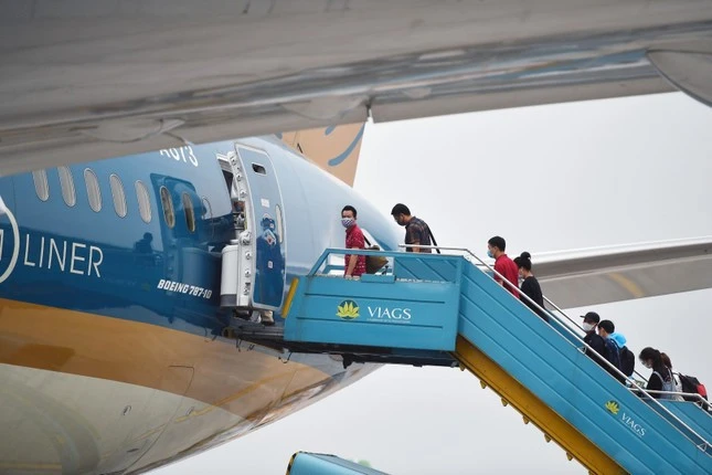 Giá vé máy bay ‘hạ nhiệt’ giữa lúc cao điểm