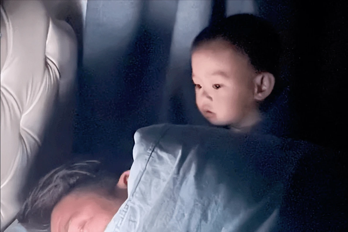 Trẻ ngủ rồi, bố mẹ nằm cạnh chơi điện thoại có ảnh hưởng không? Sự thật là...