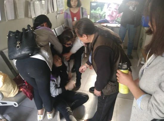 Học đại học 3 năm trời, nữ sinh ngã quỵ trước cổng trường khi bất ngờ nhận thông báo: