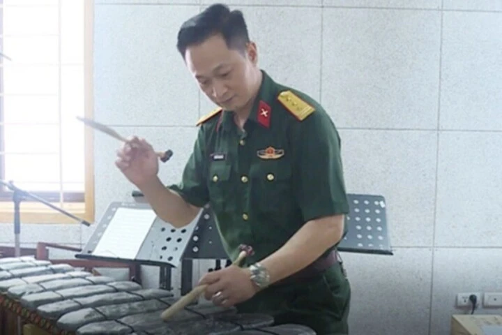Nam NSND mang hàm Đại tá, có bằng tiến sĩ, là Phó Hiệu trưởng trường quân đội