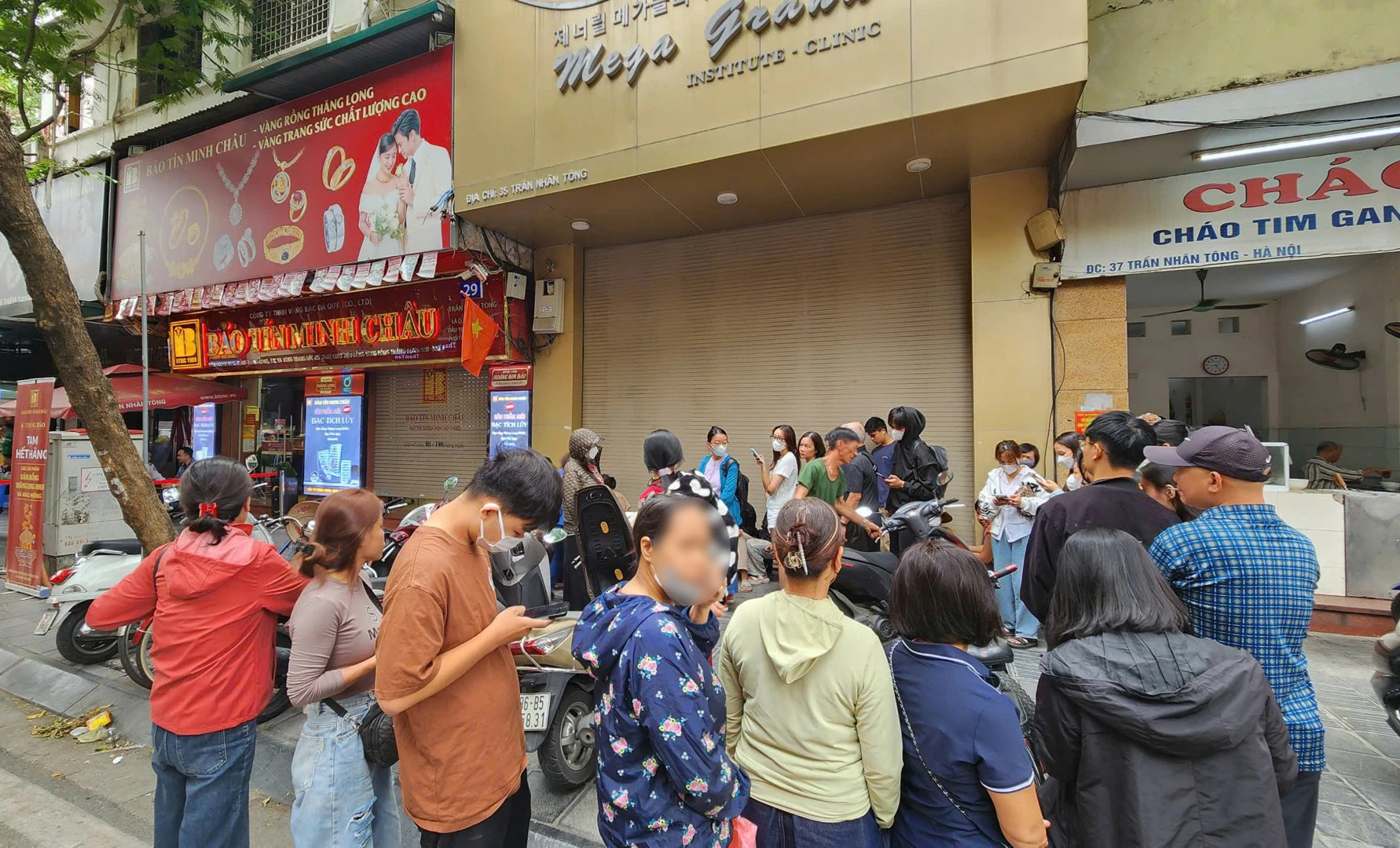 Người phụ nữ ở Hà Nội mang 120 chỉ vàng đi bán đúng ngày giá “tuột dốc”, tiết lộ giá mua vào mà choáng