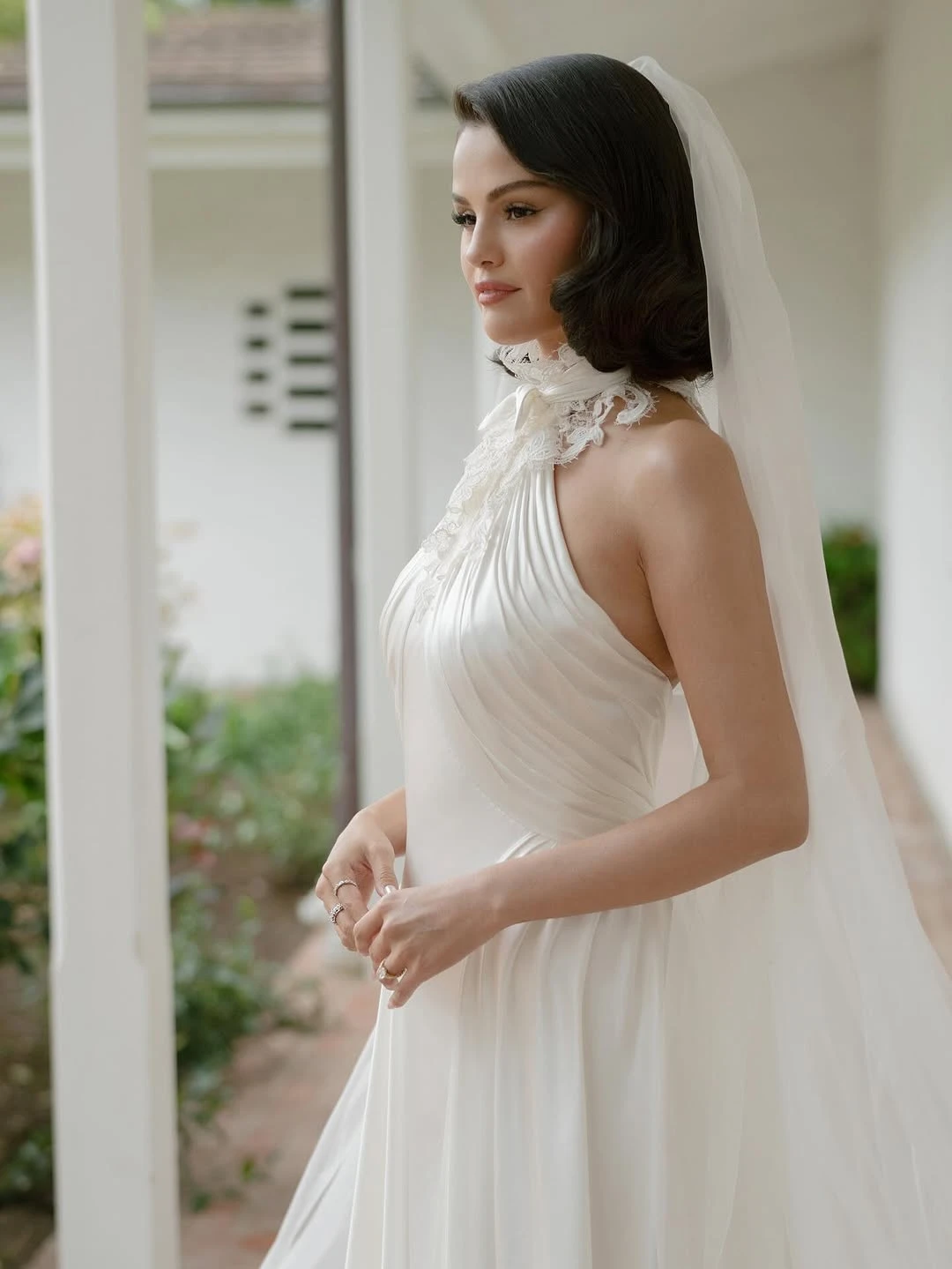 Bí mật váy cưới Selena Gomez: Phải phóng to lên mới thấy thứ này!