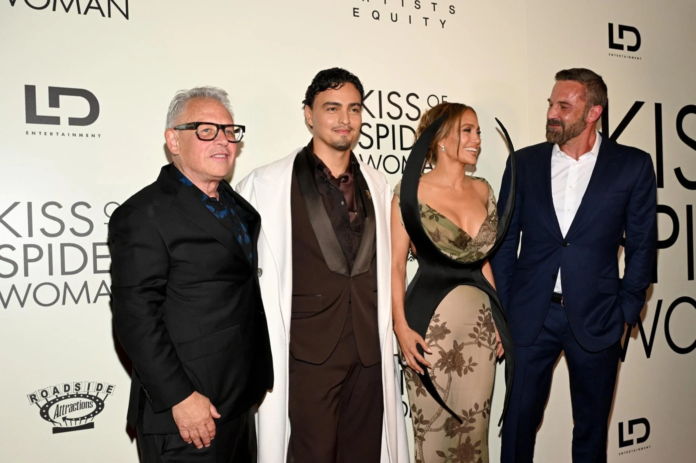 Jennifer Lopez tình tứ bên Ben Affleck
