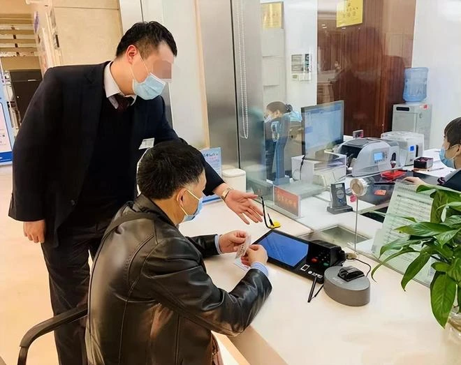 Người đàn ông mang hết 18,5 tỷ đồng tiền đền bù đất đi mua bảo hiểm, 5 năm sau đến rút thì được thông báo: “Đến lúc ông 100 tuổi hãy quay lại”
