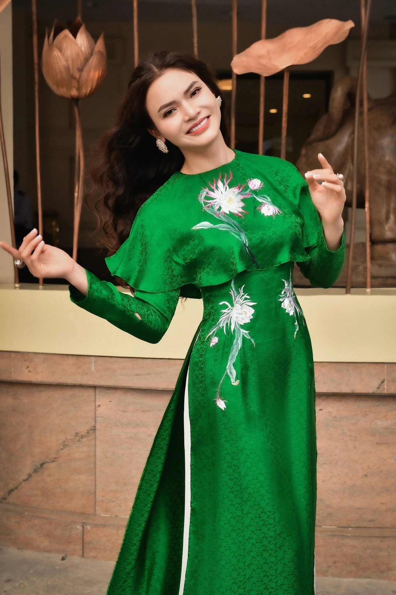 Nữ NSND trẻ nhất Việt Nam sở hữu biệt phủ 8.000 m2, ngoài 40 tuổi hưởng thụ cuộc sống ai cũng ngưỡng mộ