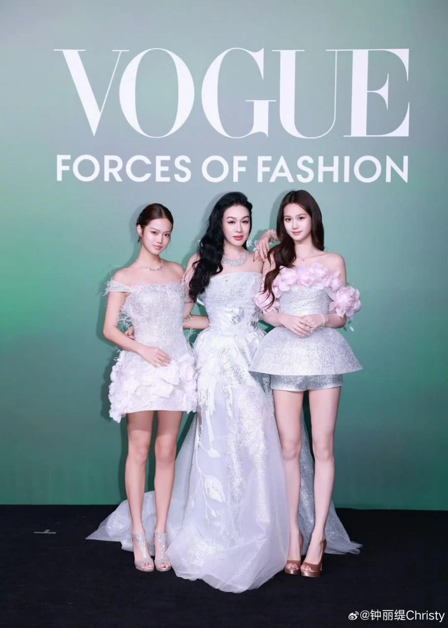 Con gái 15 tuổi của