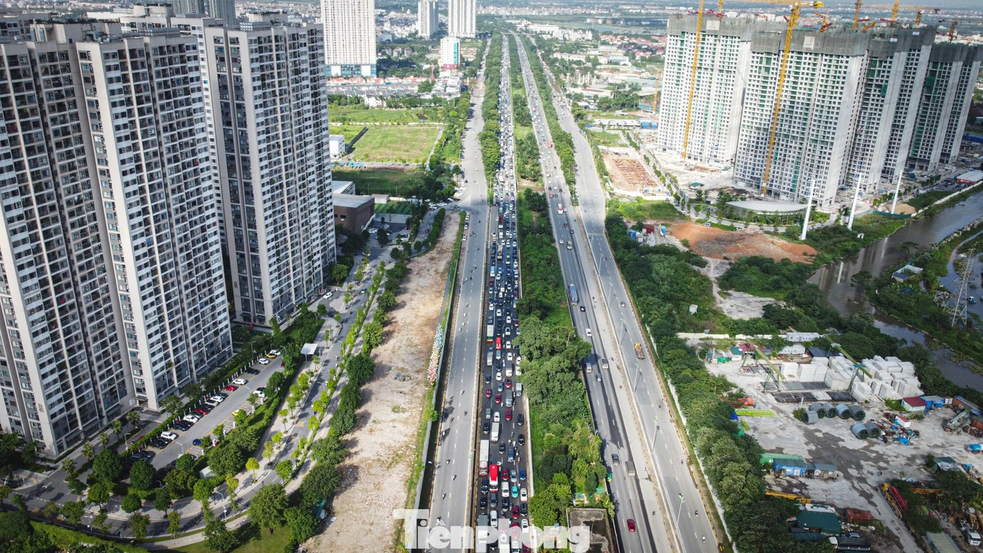 Đường gom Đại lộ Thăng Long vẫn ngập, xe nối đuôi ùn dài hàng km