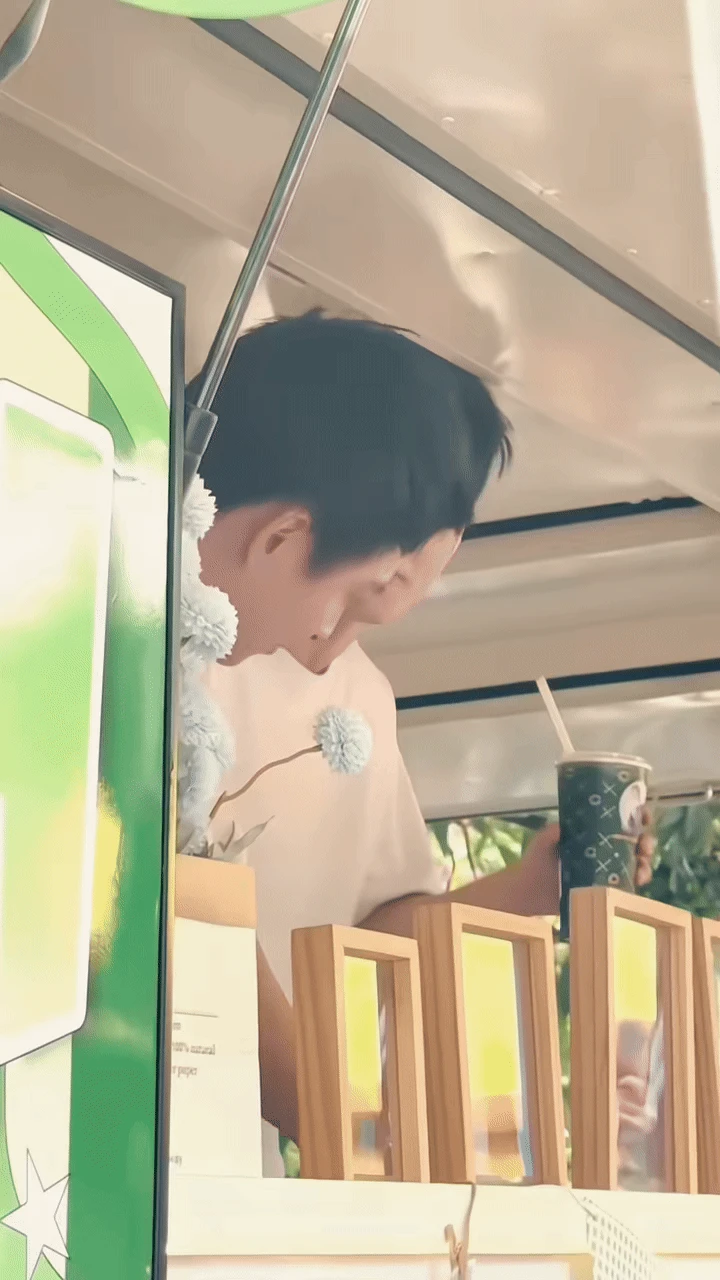 Tắt điện thoại vẫn chưa hết u mê Anh Trai được ví như bạch nguyệt quang, visual kết hợp giữa Tăng Duy Tân và mỹ nam hot nhất showbiz