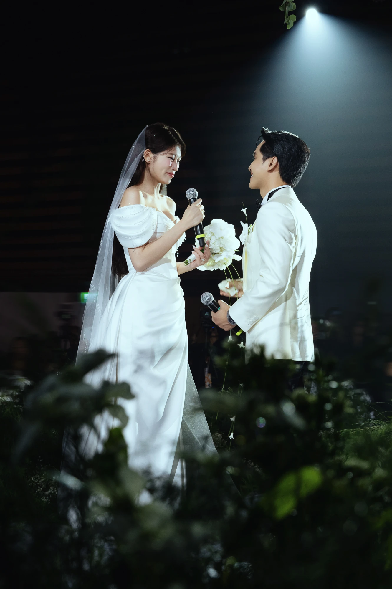 Mini-concert tại hôn lễ bạc tỷ của Á hậu Quỳnh Châu: Hòa Minzy hát như nuốt đĩa, cả dàn sao hạng A “quẩy banh nóc”