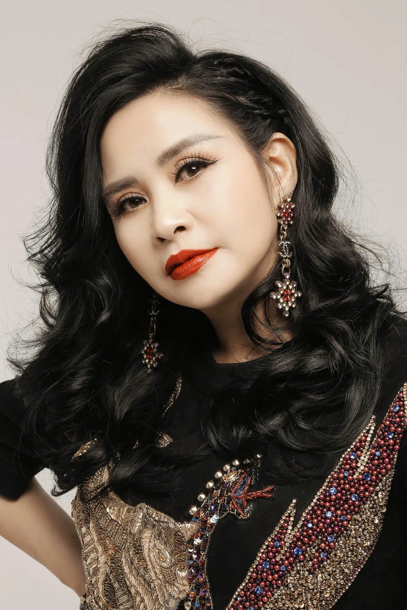 Nữ nghệ sĩ Việt bị kẻ lạ đánh tráo lúc chào đời: Đẻ con lúc 19 tuổi, sắp lên xe hoa