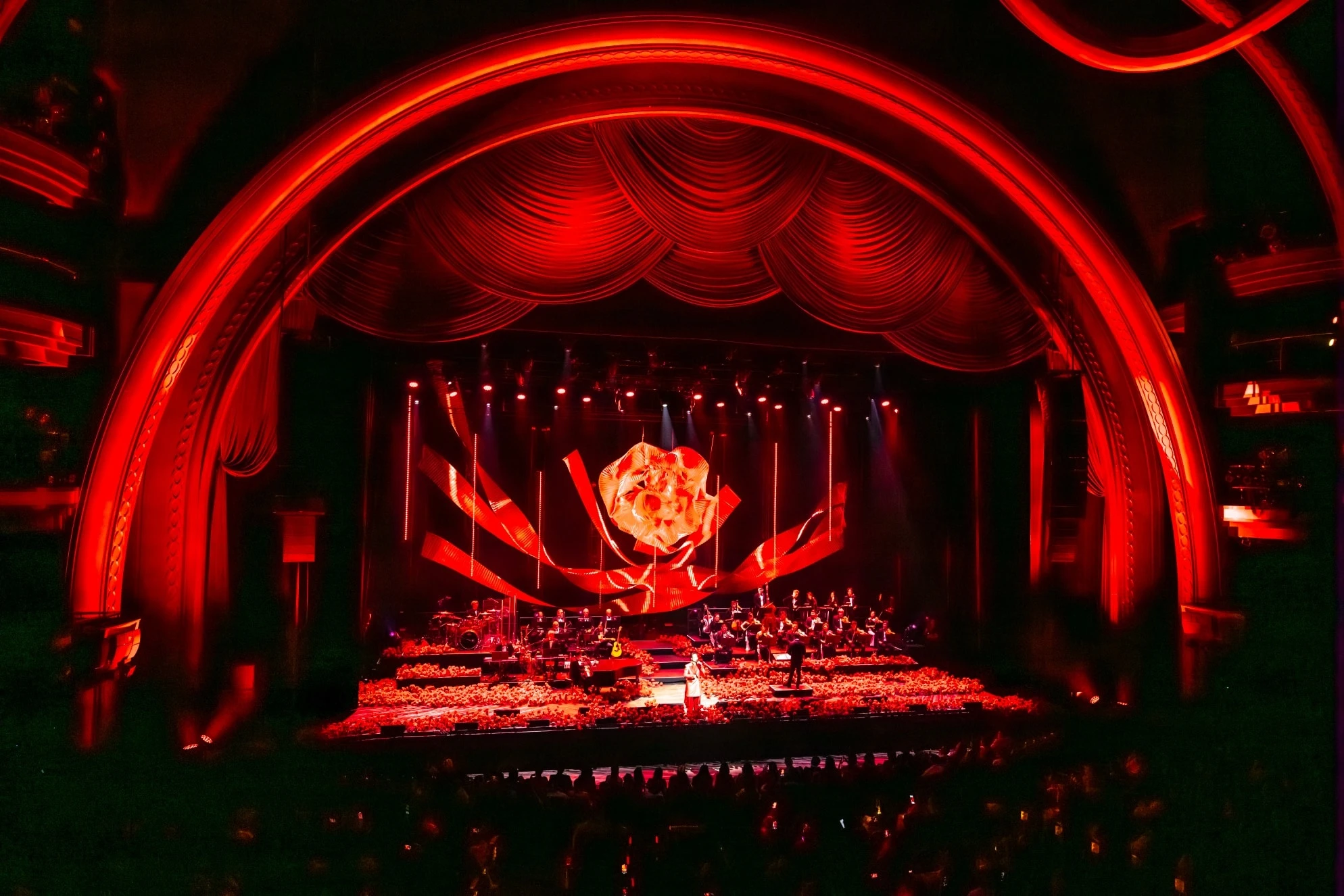 Phó Giáo sư - Tiến sĩ - Bác sĩ bay từ Việt Nam sang Mỹ và cái bắt tay với Hà Anh Tuấn gây sốt