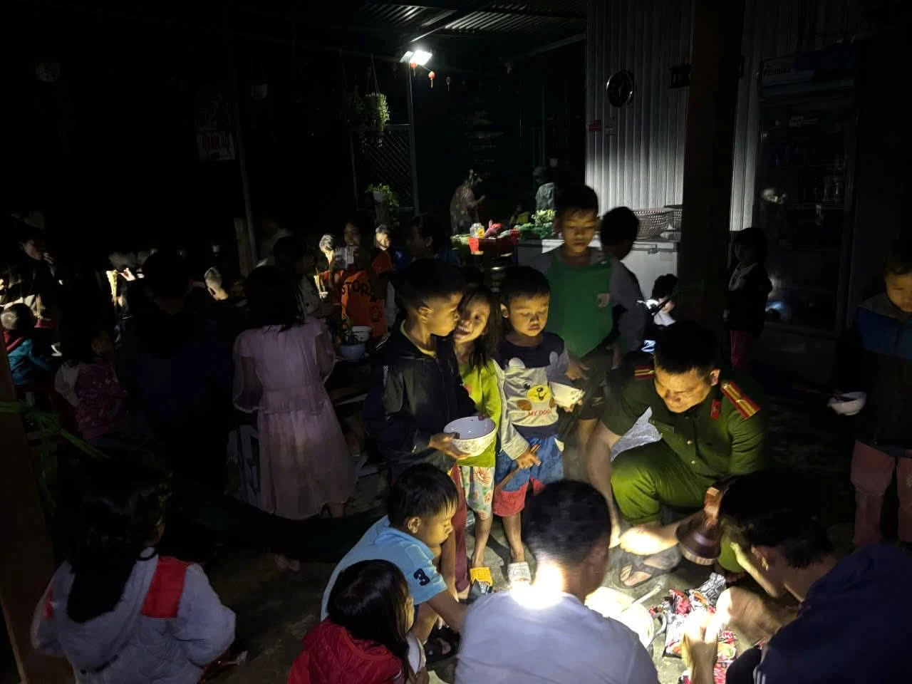 Đêm mưa Trà Leng và cảnh tượng hiếm thấy