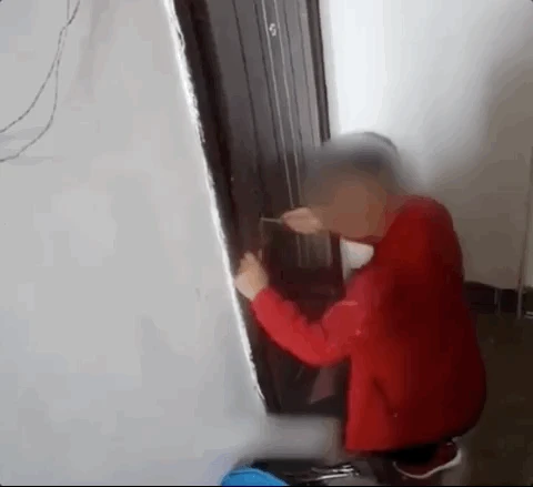 Nhặt được tờ tiền 20 tệ, bé trai báo cảnh sát, vô tình giúp triệt phá vụ án bắt cóc 11 người ly kỳ như phim