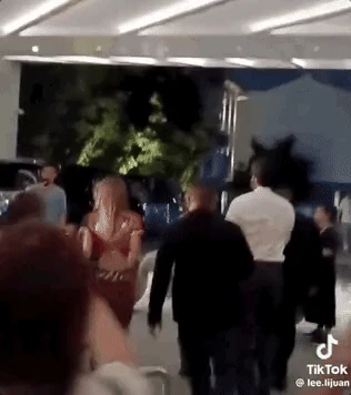 Lisa (BLACKPINK) bất ngờ bị “tóm” hẹn hò trai lạ ở Singapore