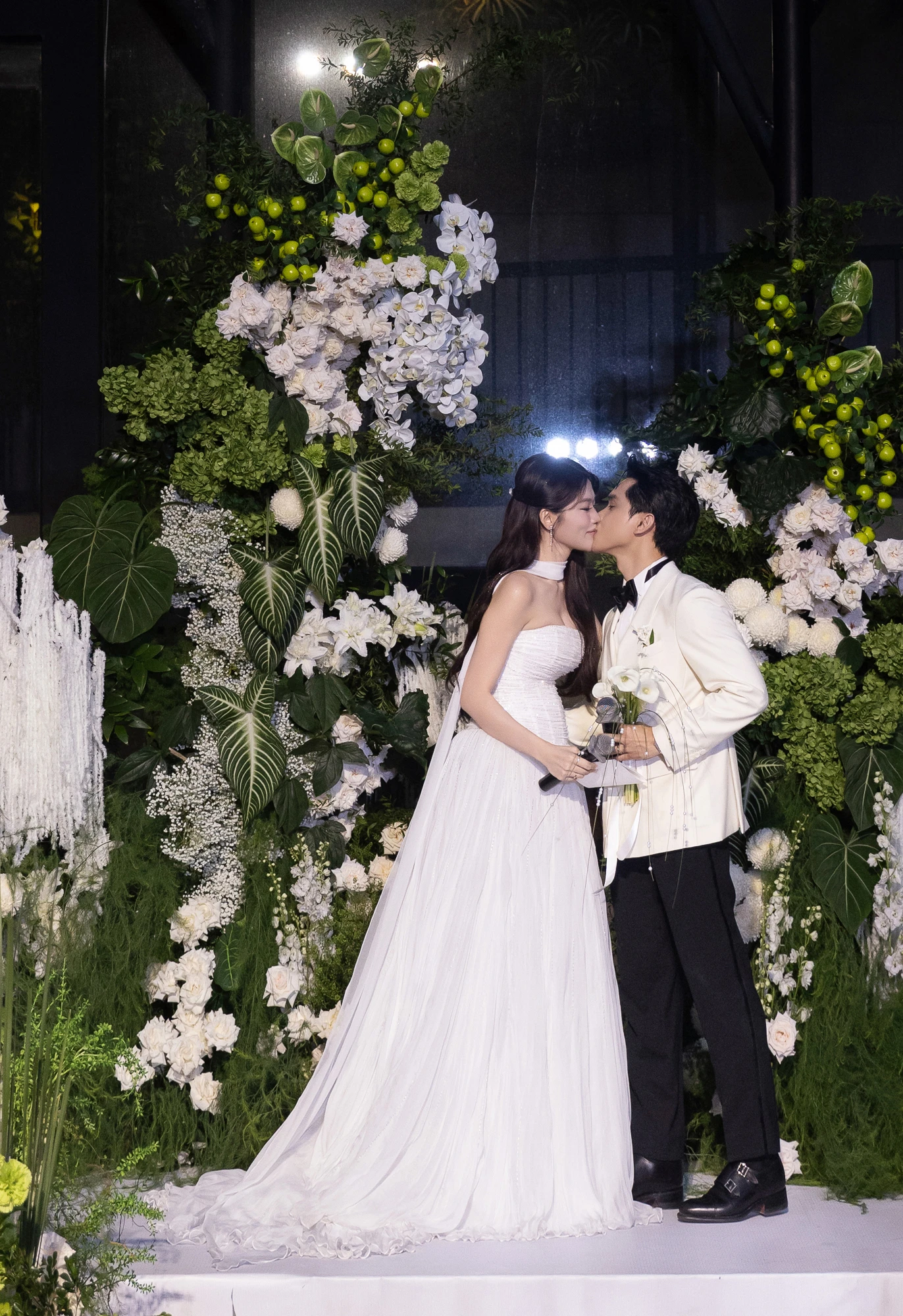 Cát-xê của Hoà Minzy tại đám cưới Á hậu Quỳnh Châu: 4 phong bì và 20 đêm ở phòng khách sạn đẹp nhất!