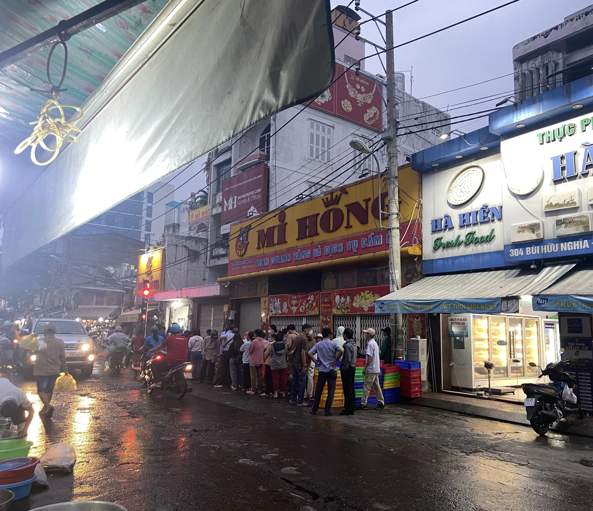 Cảnh tượng khó tin tại tiệm vàng ở TP.HCM: Xếp hàng từ nửa đêm gà gáy để mua quà mừng cưới con cháu