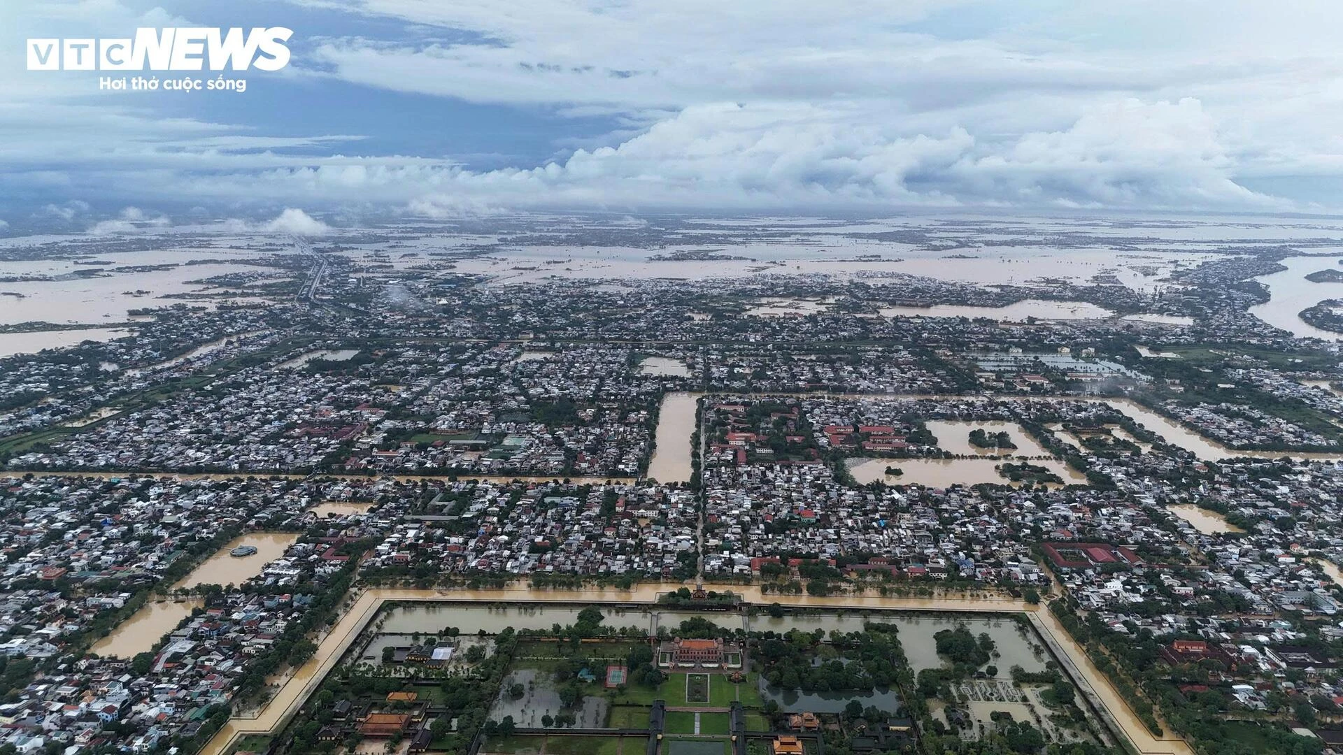 TP Huế hoang tàn, bị rác và bùn bủa vây sau trận 'đại hồng thuỷ'