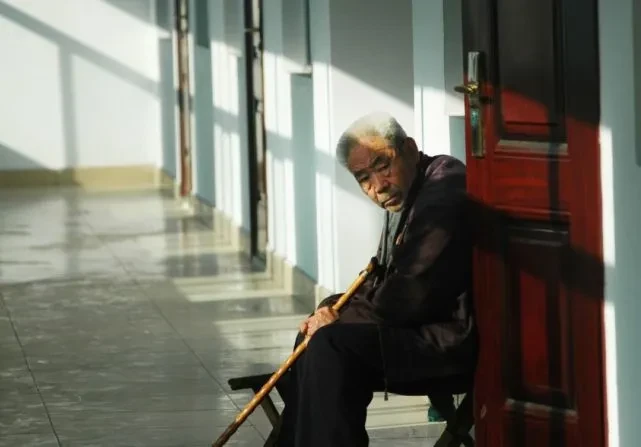 Tuổi già hay suy nghĩ về 5 thứ này, điều số 2 quan trọng nhất quyết định đến 80% hạnh phúc