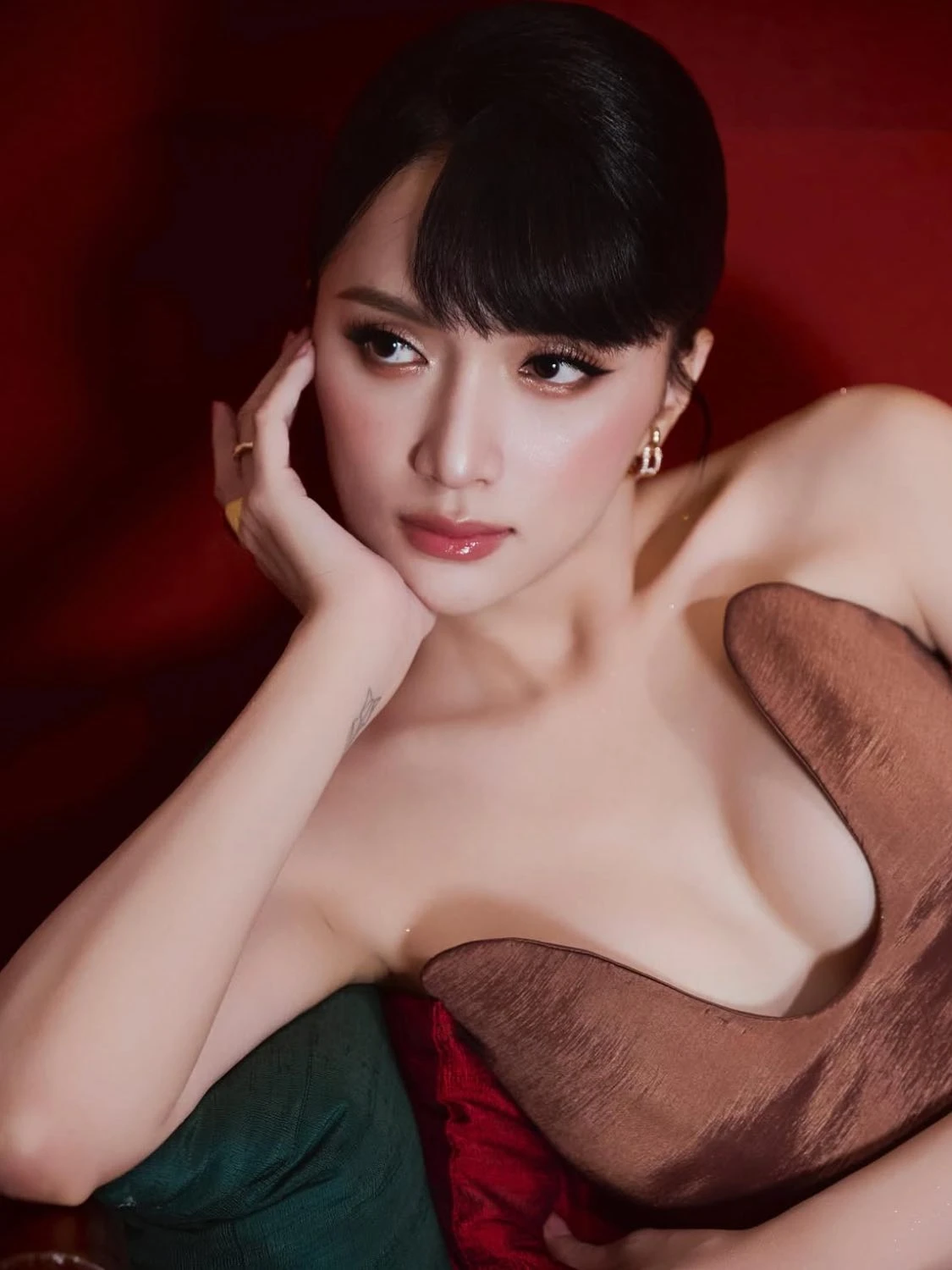 Hoa hậu chuyển giới Hương Giang thi Miss Universe có đúng luật?