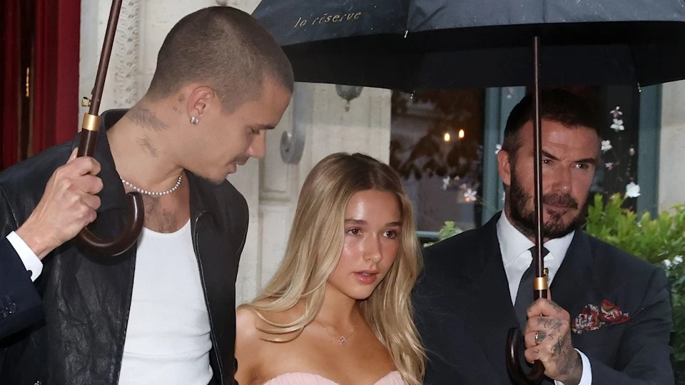 Harper Beckham gây sốt với váy hồng quyến rũ, chuẩn tiểu thư tài phiệt đến ủng hộ mẹ - Victoria tại Paris Fashion Week