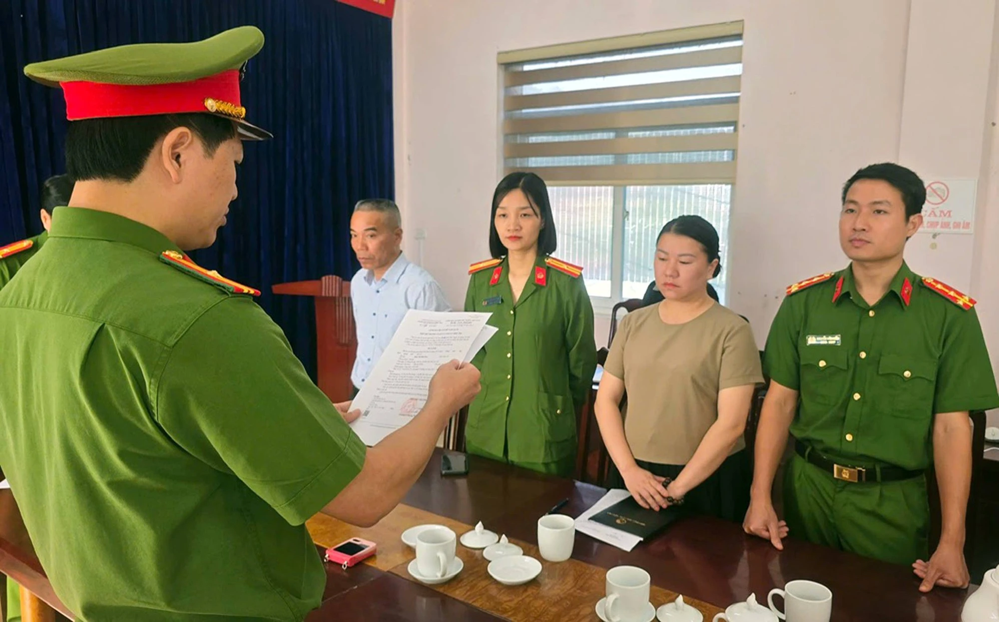 Bắt cán bộ xã Đinh Thị Diệu Hoa sinh năm 1991