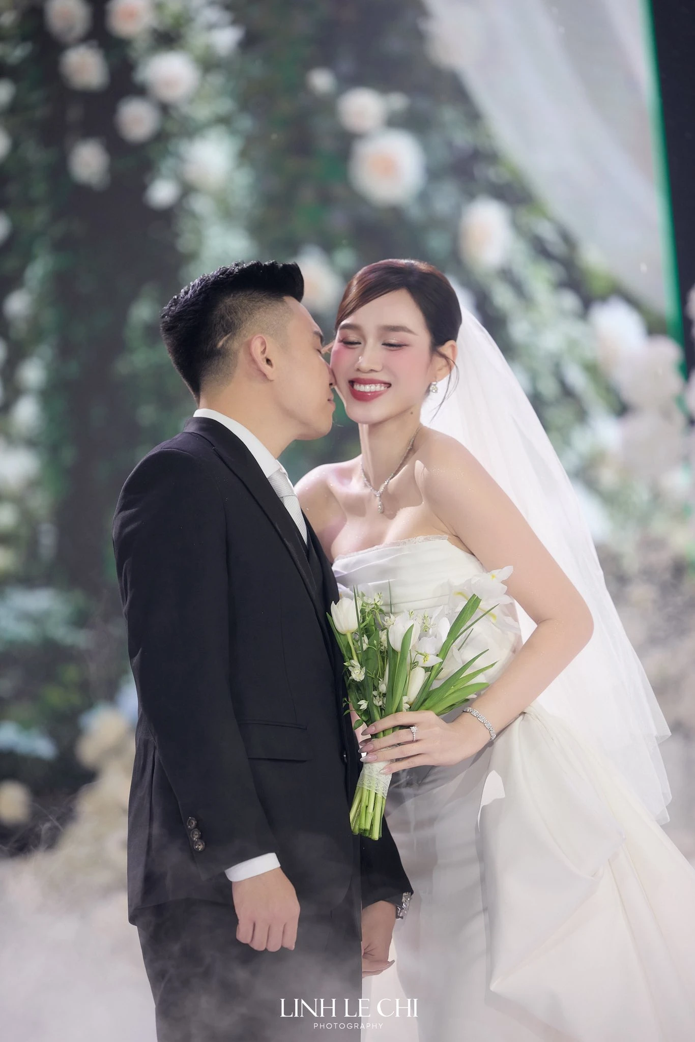 Nam ca sĩ hát tại hôn lễ trong mơ của Hoa hậu Đỗ Hà là ai?