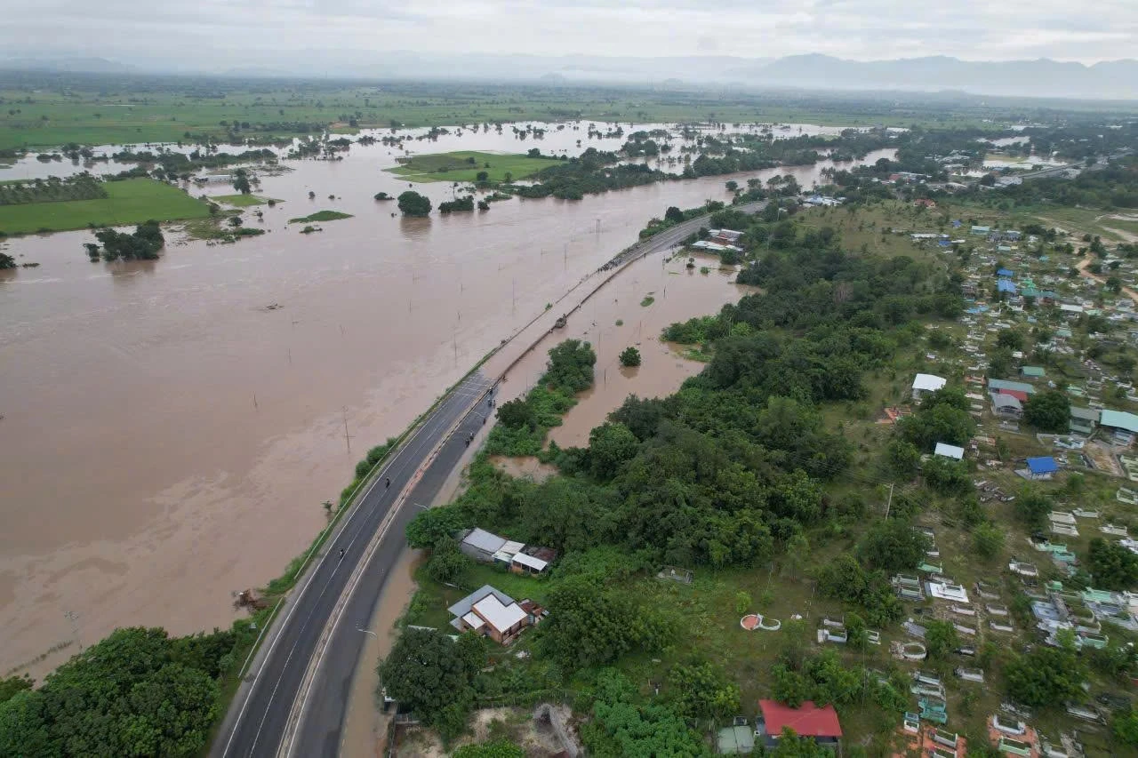 Hình ảnh Quốc lộ 1 đoạn qua Lâm Đồng có nơi ngập từ 0,5 đến 1m, xe cộ tê liệt