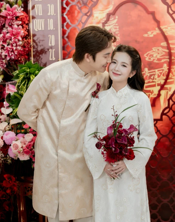 Lễ ăn hỏi Đình Tú - Ngọc Huyền: Cô dâu chú rể lộ diện quá đẹp đôi!