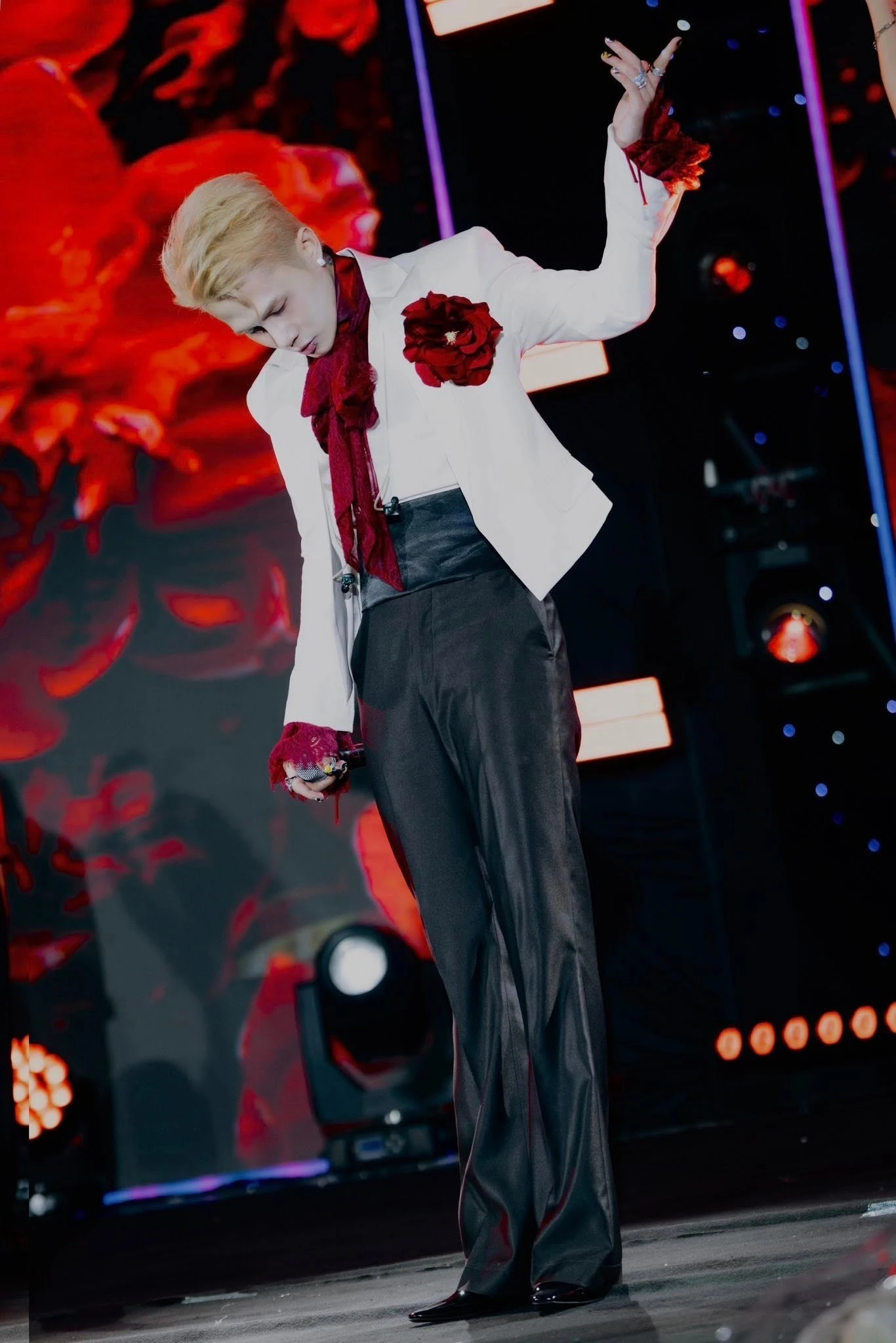 Lệch chuẩn văn hóa: Nghệ sĩ đối mặt chế tài kép